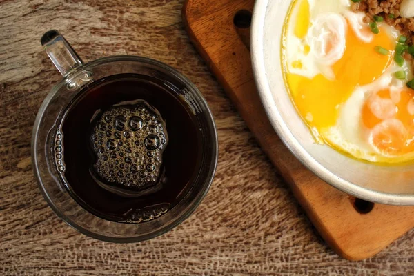 Desayuno con huevos fritos en sartén y café caliente — Foto de Stock