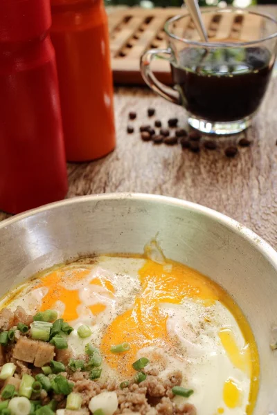 Desayuno con huevos fritos en sartén y café caliente — Foto de Stock