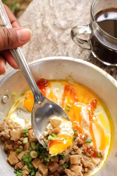 Sahanda yumurta tava ve sıcak kahve ile Kahvaltı