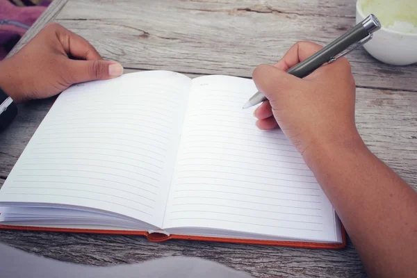 kadın kalem kağıda yazı ile