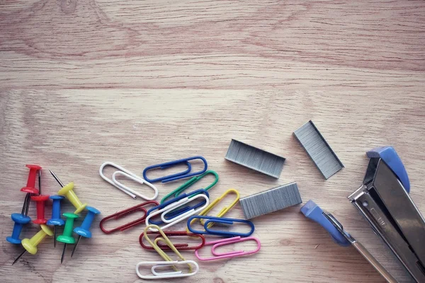 Nietmachine en nietjes met paperclip — Stockfoto