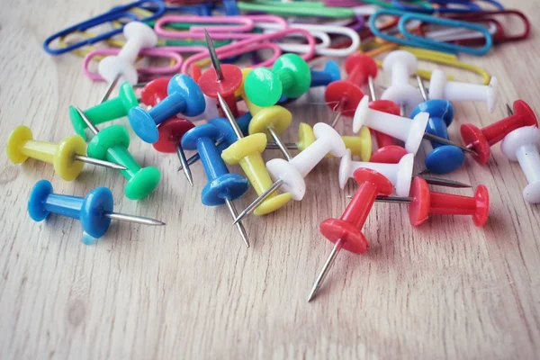 Conjunto de alfinetes de pressão e clipes de papel — Fotografia de Stock