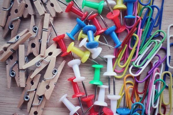 Set of wooden cloth pegs with push pins and paper clips — Stock Photo, Image