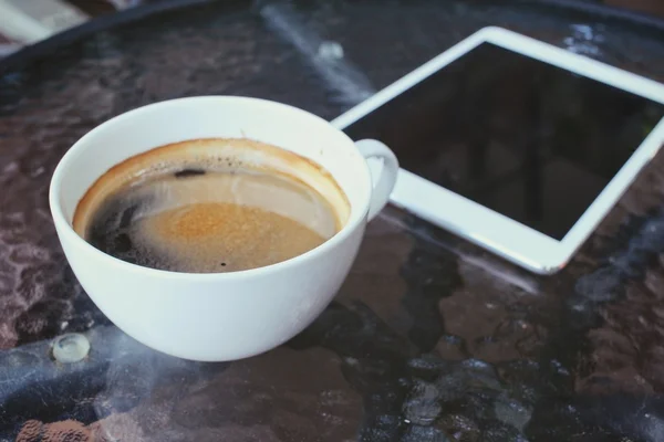 Café caliente con tableta — Foto de Stock
