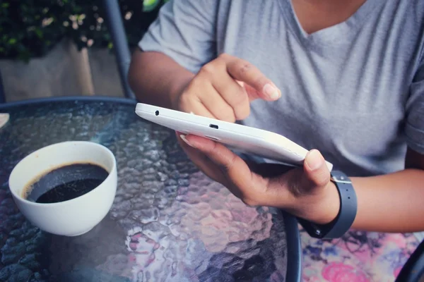 Mujer tomando café caliente con la tableta — Foto de Stock