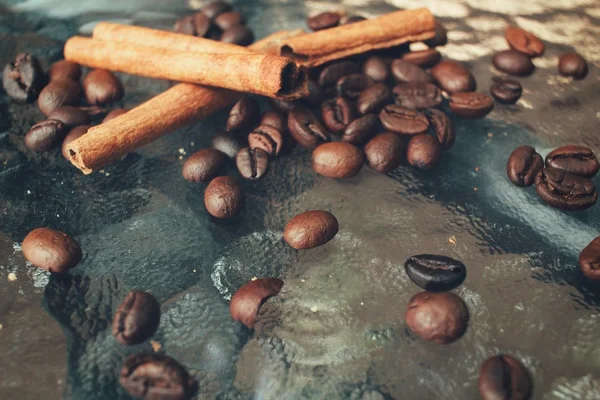 grãos de café torrados e canela