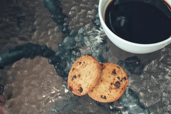 Warme koffie met chocolade koekjes — Stockfoto