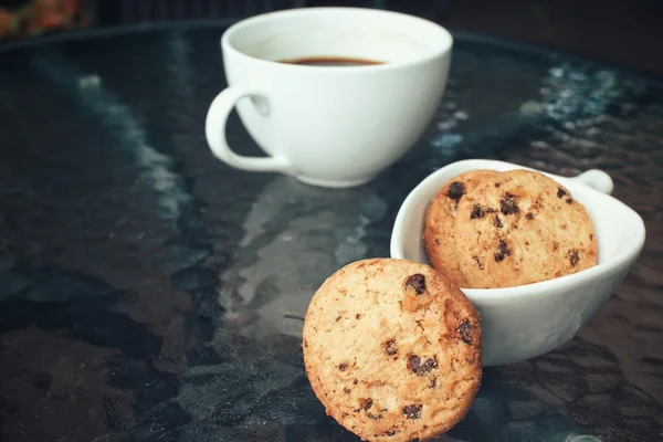 Hot coffee with chocolate cookies — Stock Photo, Image