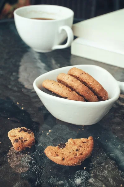 Cafea caldă cu prăjituri de ciocolată — Fotografie, imagine de stoc