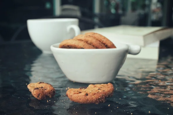 Hot coffee with chocolate cookies — Stock Photo, Image