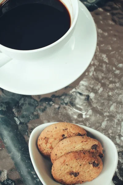 Warme koffie met chocolade koekjes — Stockfoto