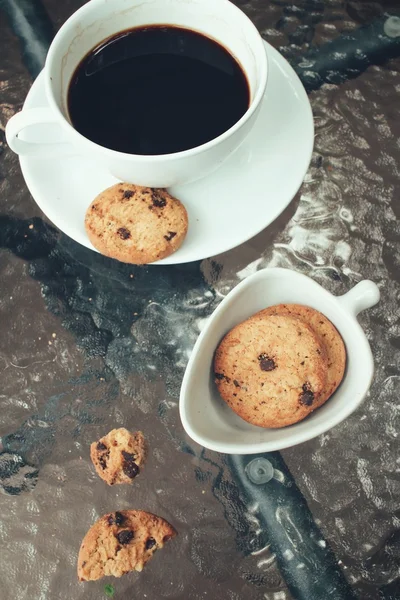 Hot coffee with chocolate cookies — Stock Photo, Image