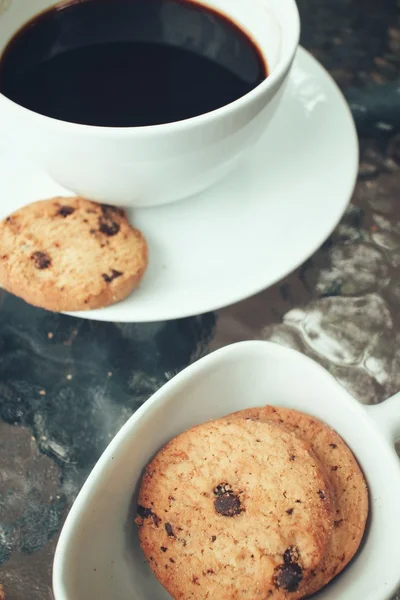 Hot coffee with chocolate cookies — Stock Photo, Image