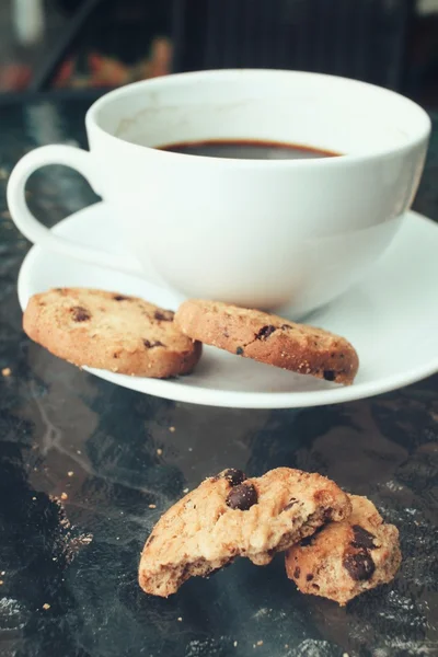 Warme koffie met chocolade koekjes — Stockfoto