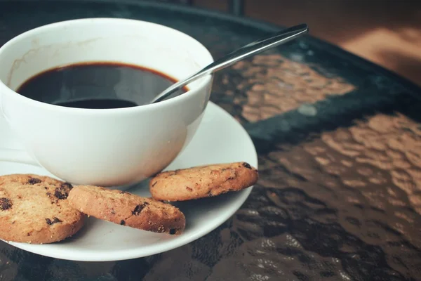 Hot coffee with chocolate cookies — Stock Photo, Image