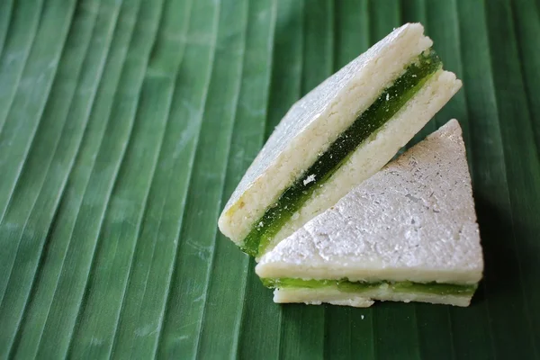 Dulces indios sobre hoja de plátano —  Fotos de Stock