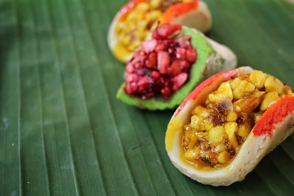 Индийские сладости на банановом листе — стоковое фото
