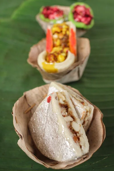 Indyjskie słodycze na liściu banan — Zdjęcie stockowe