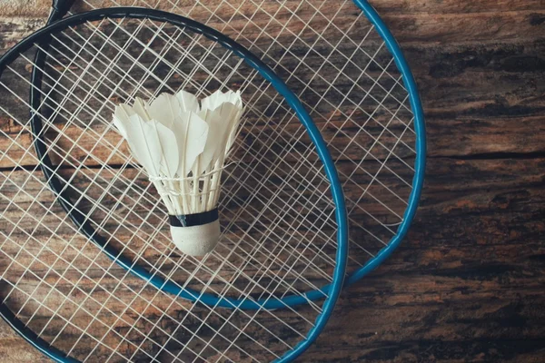 Shuttlecocks com raquete de badminton . — Fotografia de Stock