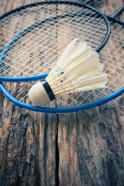 Opeřené s badminton raketa. — Stock fotografie