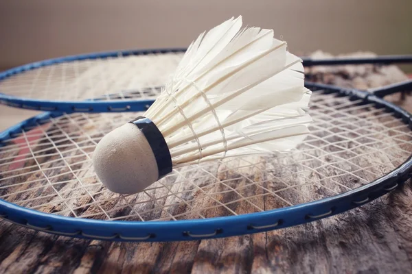 Shuttlecocks com raquete de badminton . — Fotografia de Stock