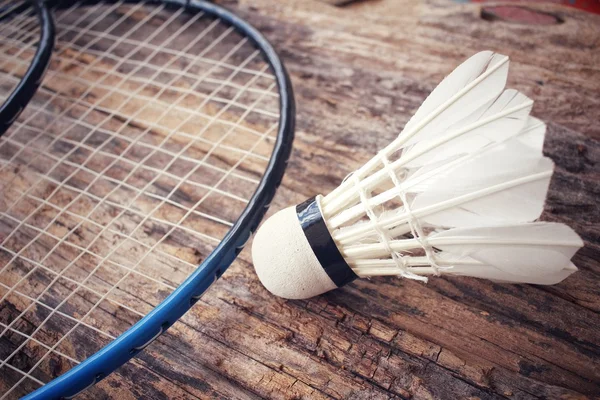 Shuttlecocks com raquete de badminton . — Fotografia de Stock