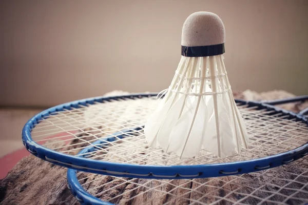 Shuttlecocks com raquete de badminton . — Fotografia de Stock