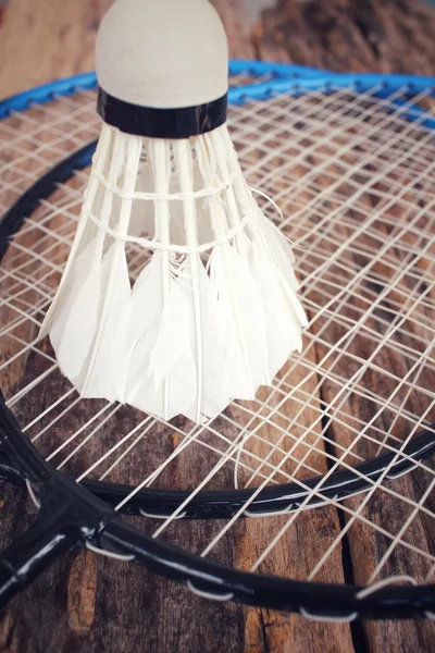 Opeřené s badminton raketa. — Stock fotografie