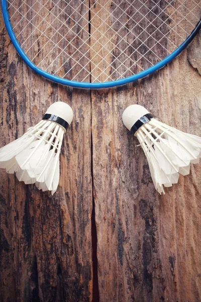 Shuttlecocks com raquete de badminton . — Fotografia de Stock