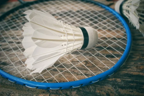 Shuttlecocks com raquete de badminton . — Fotografia de Stock