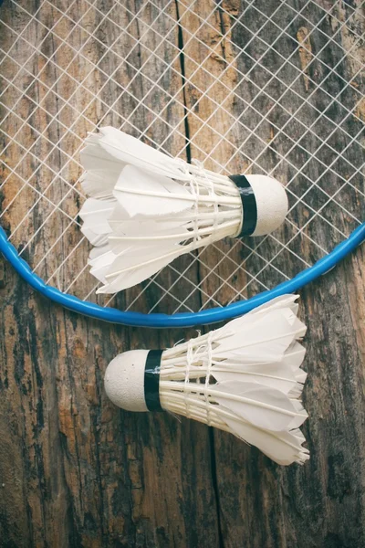 Shuttlecocks badminton raket ile.