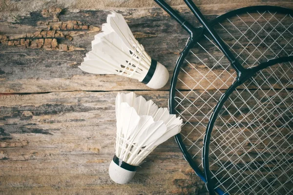 Shuttlecocks com raquete de badminton . — Fotografia de Stock