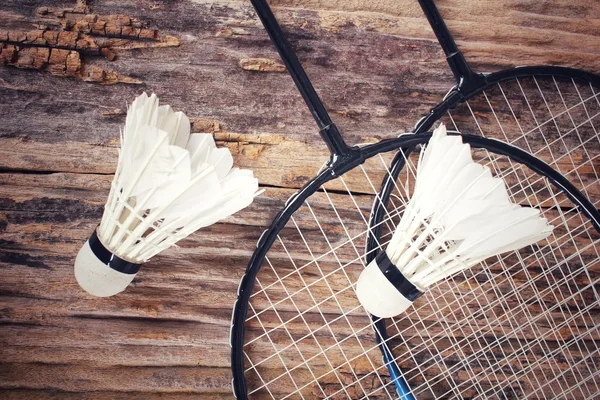 Shuttlecocks badminton raket ile.