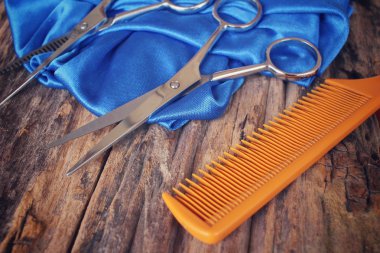 saç kesme makası ve tarak