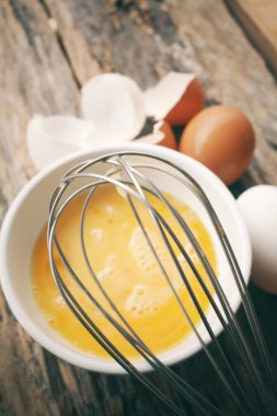 Çırpma teli ile bir kasede yumurta