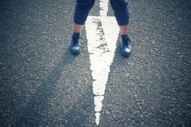 Yolda ok ile spor ayakkabı