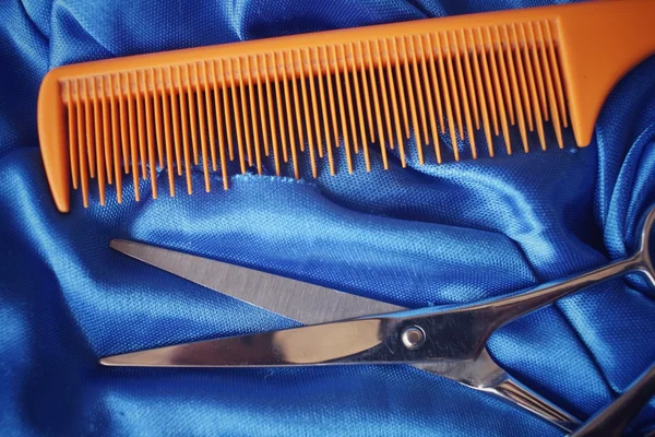 Saç kesme makası ve tarak — Stok fotoğraf