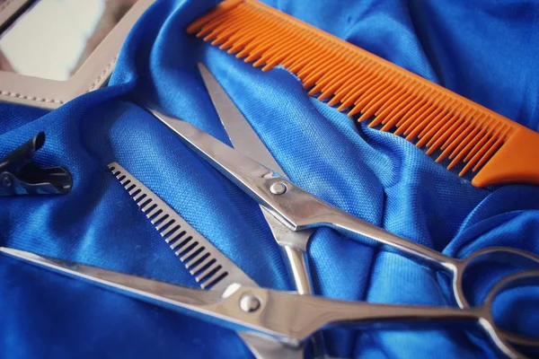 Cabelo corte tesouras pente espelho e grampo de cabelo — Fotografia de Stock