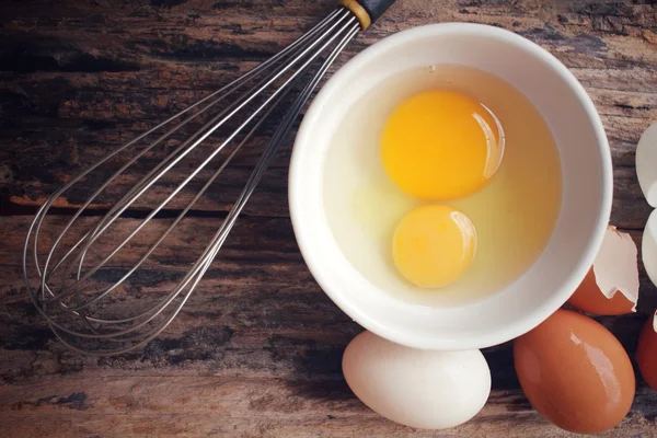 Jaja w misce z trzepaczką — Zdjęcie stockowe