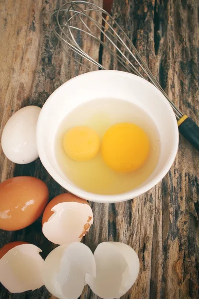 Uova in una ciotola con frusta — Foto Stock