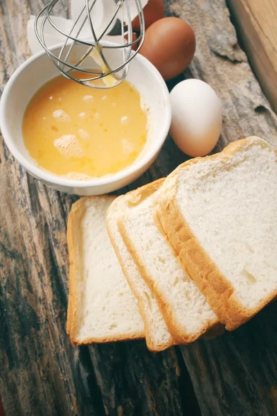 Huevo de pan con batidor — Foto de Stock