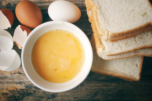 Ovos em uma tigela com pão — Fotografia de Stock