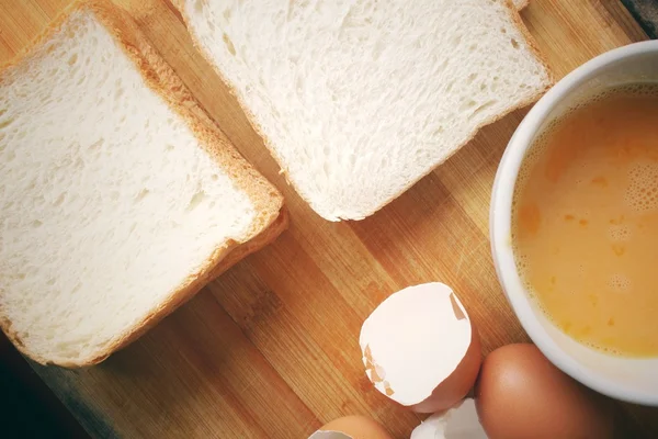 Ovos em uma tigela com pão — Fotografia de Stock