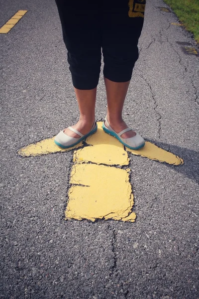 Shoes with arrow — Stock Photo, Image