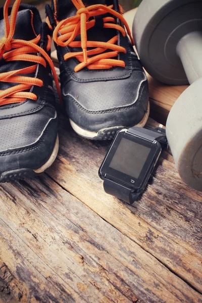 Set de zapatillas deportivas, mancuernas y smartwatch — Foto de Stock