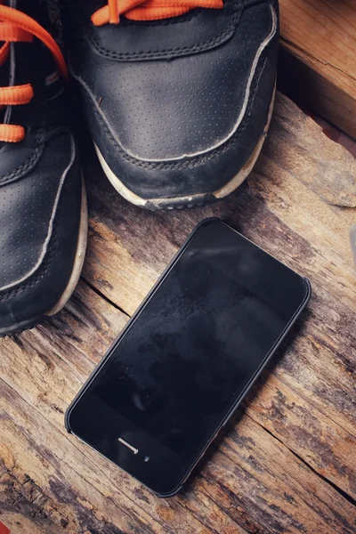 Teléfono inteligente con zapatillas — Foto de Stock