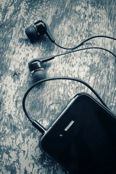 Смартфон з навушниками — стокове фото