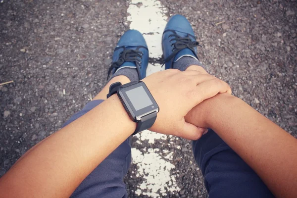 Smartwatch ile spor ayakkabı — Stok fotoğraf