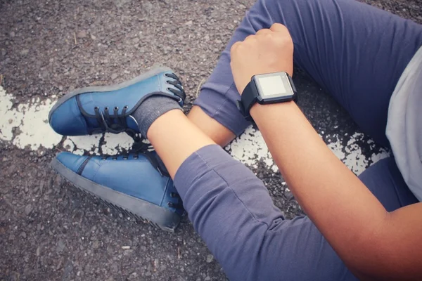 Sneakers con smartwatch — Foto Stock