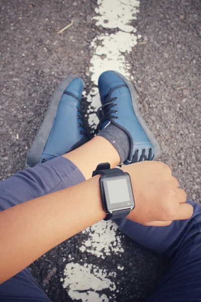 Turnschuhe mit Smartwatch — Stockfoto